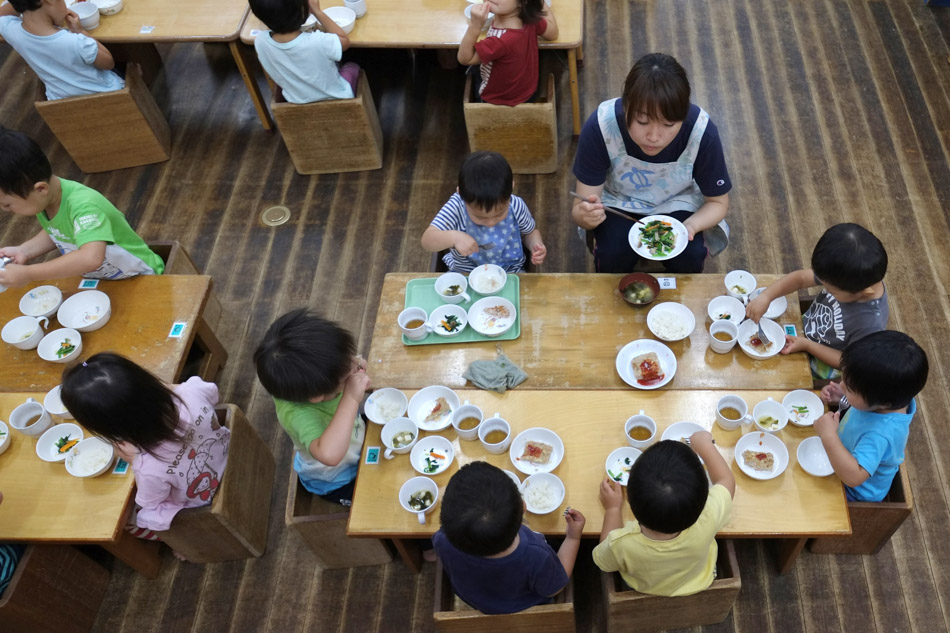Nhật Bản là một trong số những nước phát triển đã tìm được cách cân bằng giữa hai mục tiêu về khía cạnh dinh dưỡng học đường và vẫn giữ được tỷ lệ béo phì ở mức cực thấp, tất cả là nhờ vào bữa trưa tại trường. Báo cáo của Quỹ nhi đồng Liên Hiệp Quốc (UNICEF) vừa công bố kết quả đáng kinh ngạc cho Nhật Bản. Theo đó quốc gia Đông Bắc Á giữ vị trí hàng đầu ở các mục chỉ số sức khỏe trẻ em, với tỷ lệ chết non thấp và ít trường hợp trẻ bị suy dinh dưỡng. Đồng thời, nước này cũng xoay xở giảm được tỷ lệ béo phì ở mức thấp nhất trong số 41 quốc gia phát triển thuộc nhóm Tổ chức Hợp tác & Phát triển Kinh tế (OECD) và Liên minh châu Âu (EU). Sau khi phân tích, giới chuyên gia phát hiện chương trình bữa trưa học đường được áp dụng bắt buộc trên toàn quốc đóng vai trò then chốt cho kỳ tích của Nhật Bản. “Các chuyên gia dinh dưỡng lên thực đơn được tính toán kỹ lưỡng để phù hợp cho sự phát triển của học sinh, áp dụng cho mọi trường tiểu học và đa số trường cấp hai trên khắp Nhật Bản”, AFP dẫn lời giáo sư tiến sĩ Mitsuhiko Hara của Đại học Tokyo Kasei Gakuin. Mọi học sinh đều phải ăn trưa ở trường, và không được phép mang cơm theo, với mức giá được hỗ trợ tối đa từ ngân sách của chính phủ. Mỗi bữa ăn được thiết kế để đảm bảo mức calorie từ 600 đến 700, cân bằng giữa các chất tinh bột, thịt hoặc cá và rau củ quả. Mỗi bữa ăn được thiết kế để đảm bảo mức calorie từ 600 đến 700, cân bằng giữa các chất tinh bột, thịt hoặc cá và rau củ quả. “Bữa ăn học đường được sắp xếp để cung cấp những dạng chất dinh dưỡng mà bữa ăn ở nhà có thể bị thiếu hụt”, quan chức Bộ Giáo dục Mayumi Ueda cho biết, và vì thế mang đến sự cân bằng cần thiết trong dinh dưỡng cho học sinh. Bữa trưa học đường ở Nhật Bản có nguồn gốc từ rất sớm, theo ghi nhận là vào năm 1889, khi trẻ con xuất thân từ gia đình nghèo ở tỉnh miền bắc Yamagata được phát cơm nắm và cá nướng. Tuy nhiên, kể từ sau đệ nhị thế chiến, chương trình này được nhân rộng trên toàn quốc nhằm tránh trẻ con bị đói trong bối cảnh lương thực khan hiếm. Bên cạnh đó, các chương trình về dinh dưỡng được phát tại trường mỗi ngày, giải thích lợi ích của từng món ăn, nhằm giáo dục trẻ hiểu được cách lựa chọn thực phẩm có lợi cho bản thân sau này.