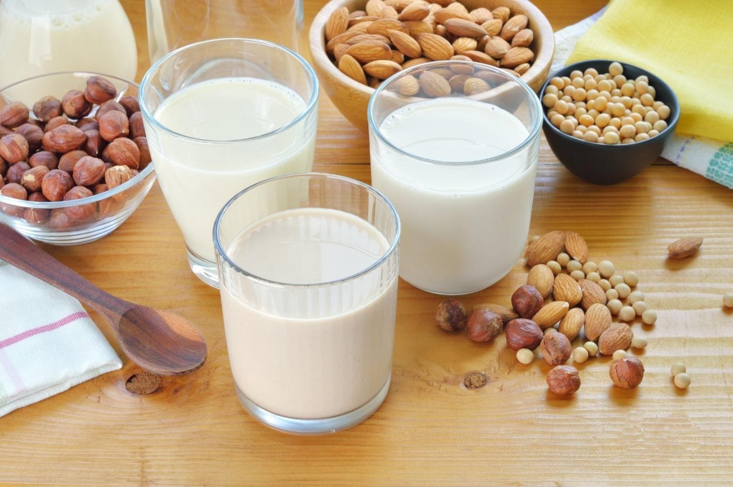 TẠI SAO BẠN PHẢI UỐNG SỮA? SỮA HẠT CÓ TỐT KHÔNG? Ngày nay xu hướng sử dụng các loại hạt để làm sữa đang được các chị em áp dụng rất nhiều để bổ xung chất dinh dưỡng cho các thành viên trong gia đình mình. Vậy lợi ích tác dụng của sữa hạt là gì chúng ta hãy cùng nhau tìm hiểu sau đây Sữa hạt là gì? Sữa hạt là sữa được làm từ các loại hạt từ tự nhiên đầy chất dinh dưỡng cho cơ thể như các loại: hạt đậu nành, hạt hạnh nhân, hạt óc chó, hạt điều, hạt đỗ xanh, hạt ngô, hạt sen……. Các loại hạt giàu chất béo như: mắc ca, óc chó, hạnh nhân… cũng được sử dụng để nấu sữa hạt với hương vị thơm ngon và hàm lượng dinh dưỡng vượt trội. Các loại sữa hạt có thể được xem là một loại lương thực dạng “cháo lỏng”. Theo đó, bạn có thể uống trực tiếp thay vì ăn như bình thường.  Vì vậy, sữa hạt rất thích hợp sử dụng cho trẻ nhỏ đang trong thời kỳ ăn dặm, trẻ em trong thời kỳ phát triển, người già, người ăn chay. Sữa hạt được sử dụng đầu tiên tại Tây Ban Nha như loại đồ uống giải khát bổ sung dinh dưỡng thay thế cho sữa bò vì một số lý do tôn giáo, môi trường. Dần dần khi thương mại phát triển loại sữa hạt này đã du nhập vào các nước ở Châu Âu, Châu Á,…loại sữa hạt phổ biến nhất là sữa đậu nành, sữa gạo, sữa dừa. Dựa theo thành phần dinh dưỡng của các loại hạt, sữa hạt được chia thành hai nhóm chính : Nhóm 1: Sữa hạt giàu chất béo, đạm (hạnh nhân, óc chó, các loại đậu…) Nhóm 2: Sữa hạt ngũ cốc (yến mạch, gạo lứt, khoai lang, ngô…) Tác dụng của sữa hạt cho sức khỏe chúng ta Uống sữa hạt thường xuyên rất tốt cho cơ thể chúng ta, cung cấp những chất dinh dưỡng cần thiết. Trong sữa hạt có chứa các chất đạm dồi dào giúp cơ thể khỏe khoắn và tràn đầy năng lượng.  Sữa hạt cũng giàu chất xơ, vitamin, khoáng chất và chất chống oxy… Theo nghiên cứu của các chuyên gia khoa học, uống sữa hạt thường xuyên giúp làm chậm quá trình lão hóa, ổn định huyết áp, tim mạch nhờ vào hàm lượng kali dồi dào. Một số loại sữa hạt cung cấp vitamin C giúp tăng cường chức năng hệ miễn dịch, ngăn ngừa virus, làm đẹp da. Một số loại sữa hạt bổ sung vitamin A, D3, E, hợp chất iso-flavones (có trong đậu nành) giúp bảo vệ và cải thiện thị lực, phát triển chiều cao và cân bằng nội tiết tố estrogen cho phái nữ, giúp bạn làn da tươi trẻ, mịn màng và tăng số đo vòng 1 hiệu quả. Ngoài ra, các loại sữa hạt cũng giúp cải thiện lượng đường trong máu, ngăn ngừa và hỗ trợ điều trị bệnh tiểu đường, cải thiện tình trạng thiếu máu do thiếu sắc, hỗ trợ quá trình đông máu, giúp vết thương nhanh được cầm máu. Một số nghiên cứu đã chỉ ra rằng uống sữa hạt thường xuyên giúp làm chậm quá trình lão hóa, tim mạch, huyết áp ổn định. Và một số hạt còn cung cấp lượng vitamin C, tăng sức đề kháng và sức khỏe hệ miễn dịch cho cơ thể linh hoạt, năng động. Ngoài ra trong sữa hạt, đặc biệt là hạt óc chó có chứa rất nhiều protein và Omega 3. 2 chất này rất tốt cho hệ thần kinh, ngừa suy giảm trí nhớ, tăng cường tư duy và giúp giảm áp lực, mệt mỏi. Rất tốt cho phụ nữ mang thai và trẻ nhỏ đang trong thời kỳ phát triển trí não hay trong thời gian thi cử của các trẻ. Sữa hạt còn là một trong những đồ ăn thức uống giàu canxi giúp phát triển chiều cao ở trẻ tốt nhất. Lợi ích của các loại sữa hạt cho sức khỏe chúng ta Tác dụng của sữa hạt đậu nành Trong sữa đậu nành có vitamin A, B1, B2, D, PP, K, F và các men có ích cho tiêu hóa. Sữa đậu nành có hàm lượng dinh dưỡng cao tương đương với sữa bò.  Đối với phụ nữ và trẻ nhỏ sữa đậu nành có tác dụng rất tốt là một thực phẩm lành mạnh cho trẻ nhỏ đang phát triển. Chống loãng xương và phòng trị ung thư vú cho các chị em đặc biệt là phụ nữ lớn tuổi.  Còn đối với nam giới sữa đậu nành thường không có lợi. Hiện dòng Sữa đậu nành MARUSAN là sữa hạt được sản xuất và được ưu chuộng nhất tại Nhật Bản, với nhiều vị khác nhau giúp bạn có thể thay đổi theo đúng khẩu vị của mình. Đây được xem là lựa chọn đầu tiên của người dân xứ sở hoa anh đào. Có tác dụng hỗ trợ đông máu Sữa hạt điều rất giàu vitamin K, rất cần thiết cho quá trình đông máu. Không nhận đủ vitamin K có thể dẫn đến chảy máu quá nhiều. Mặc dù thiếu vitamin K ở người trưởng thành khỏe mạnh là rất hiếm, nhưng những người mắc bệnh viêm ruột (IBD) và các vấn đề kém hấp thu khác có nhiều khả năng bị thiếu. Tiêu thụ thực phẩm giàu vitamin K, chẳng hạn như sữa hạt điều, có thể giúp duy trì đủ lượng protein này. Tuy nhiên, việc tăng lượng vitamin K trong chế độ ăn uống có thể làm giảm hiệu quả của thuốc làm loãng máu Nếu bạn đang dùng thuốc làm loãng máu, hãy tham khảo ý kiến nhà cung cấp dịch vụ chăm sóc sức khỏe của bạn trước khi thay đổi chế độ ăn uống. Có tác dụng cải thiện kiểm soát lượng đường trong máu Uống sữa hạt điều có thể giúp kiểm soát lượng đường trong máu – đặc biệt là ở những người mắc bệnh tiểu đường. Hạt điều có chứa các hợp chất có thể thúc đẩy kiểm soát lượng đường trong máu thích hợp trong cơ thể bạn. Một nghiên cứu cho thấy một hợp chất trong hạt điều gọi là axit anacardic đã kích thích sự hấp thu đường huyết lưu thông trong các tế bào cơ chuột. Nghiên cứu về một loại hạt tương tự cũng chứa axit anacardic cho thấy chiết xuất từ sữa hạt làm giảm đáng kể lượng đường trong máu ở chuột mắc bệnh tiểu đường loại 2. Ngoài ra, sữa hạt điều không có đường sữa và do đó có ít carbs hơn sữa. Sử dụng nó thay thế sữa bò có thể giúp kiểm soát lượng đường trong máu ở những người mắc bệnh tiểu đường. Tuy nhiên, vẫn cần nhiều nghiên cứu hơn để hiểu rõ hơn về lợi ích của sữa hạt điều trong việc quản lý bệnh tiểu đường. Tăng cường hệ miễn dịch Chất chống ô xy hóa có thể giúp chống lại bệnh tật và viêm bên trong cơ thể. Sữa hạt  giàu chất chống ô xy hóa có thể tăng cường hệ miễn dịch bằng cách ngăn ngừa tổn thương tế bào do các gốc tự do gây ra. Duy trì một làn da khỏe mạnh Các loại đạm động vật thường đẩy nhanh quá trình lão hóa, axit hóa đường ruột dẫn tới cơ thể dễ bị nhiễm độc, phát sinh mụn nhọt, các vết thâm nám do bị độc tố tích tụ. Sữa hạt lại chứa các thành phần tự nhiên chống lão hóa, tốt cho hệ tiêu hóa, giúp đào thải độc tố, giúp duy trì làn da hồng hảo, sáng khỏe Dễ tiêu hóa Nhiều người có hệ thống tiêu hóa nhạy cảm với một số loại thực phẩm, như đậu nành, đường sữa và gluten. Bạn sẽ không phải lo lắng gì về việc tiêu hóa khi uống sữa hạt. Nó rất dễ tiêu hóa và không chứa bất kỳ chất gây dị ứng thực phẩm nào Tăng cường sức khỏe của mắt Gutein và zeaxanthin là những hợp chất chống ô xy hóa mạnh mẽ có trong sữa hạt. Những chất chống ô xy hóa này có thể thúc đẩy thị lực khỏe mạnh, cũng như bảo vệ đôi mắt khỏi bị tổn thương do stress ô xy hóa. Bạn có thể bảo vệ đôi mắt khỏi nguy cơ mất thị lực và các vấn đề về mắt khác bằng cách thêm sữa hạt vào chế độ ăn uống của bạn Có thể ngăn ngừa ung thư Sữa hạt có nhiều a xít anacardic, một hợp chất có đặc tính chống ung thư. Các nghiên cứu cho thấy a xít anacardic giúp ngăn ngừa sự tăng trưởng và phát triển của các tế bào ung thư. Với nhiều tác dụng vô cùng hữu ích cho cơ thể bạn vậy tại sao bạn không sử dụng sữa hạt dành cho gia đình thân yêu của bạn ngay hôm nay. Chúc các bạn có những lựa chọn thông minh và sáng suốt về những thực phẩm cung cấp cho cơ thể khỏe mạnh.